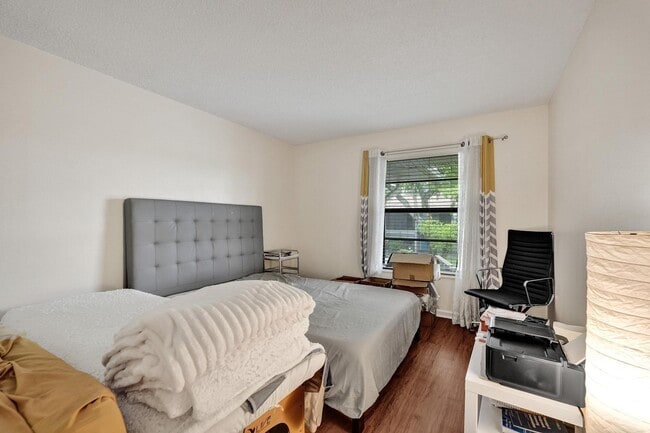 Building Photo - 9840 Pineapple Tree Dr