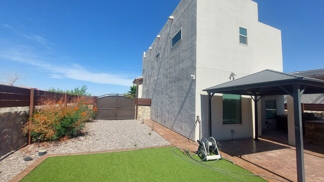 Building Photo - Backyard Oasis!!!  Beautiful 4 bedroom 2.5 bathroom 2 story home on corner lot!