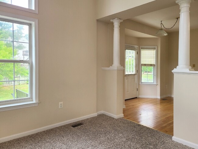 Building Photo - Hampton Oaks 4 BR Colonial with 1st Floor ...