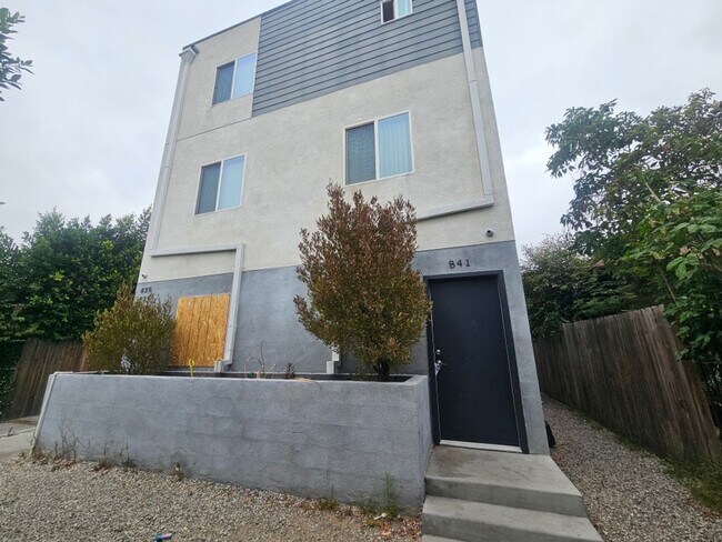 Building Photo - 32(839)