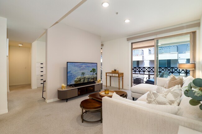 Building Photo - 931 E Walnut St