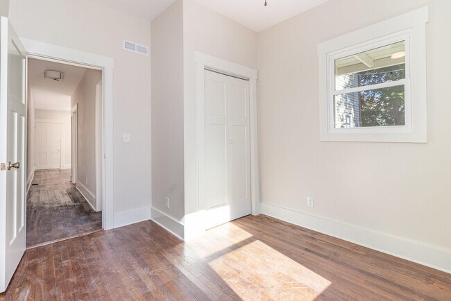 Building Photo - 214 W 9th St