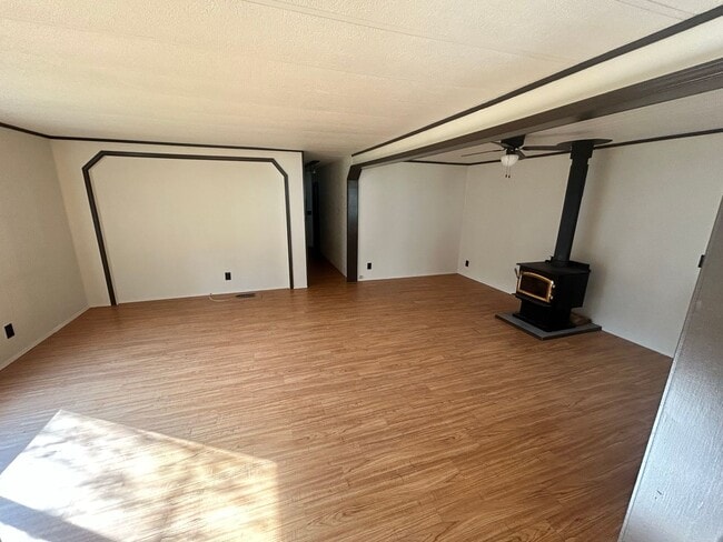 Building Photo - Adorable 2 Bedroom House for Rent in Maple...