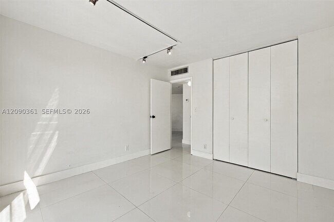 Building Photo - 3475 N Country Club Dr