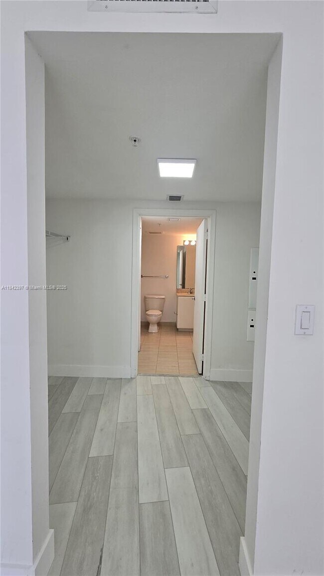 Building Photo - 1750 N Bayshore Dr