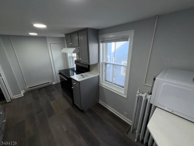 Building Photo - 57 Bridge St