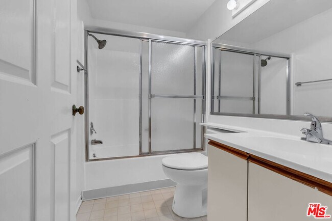 Building Photo - 607 N Rossmore Ave