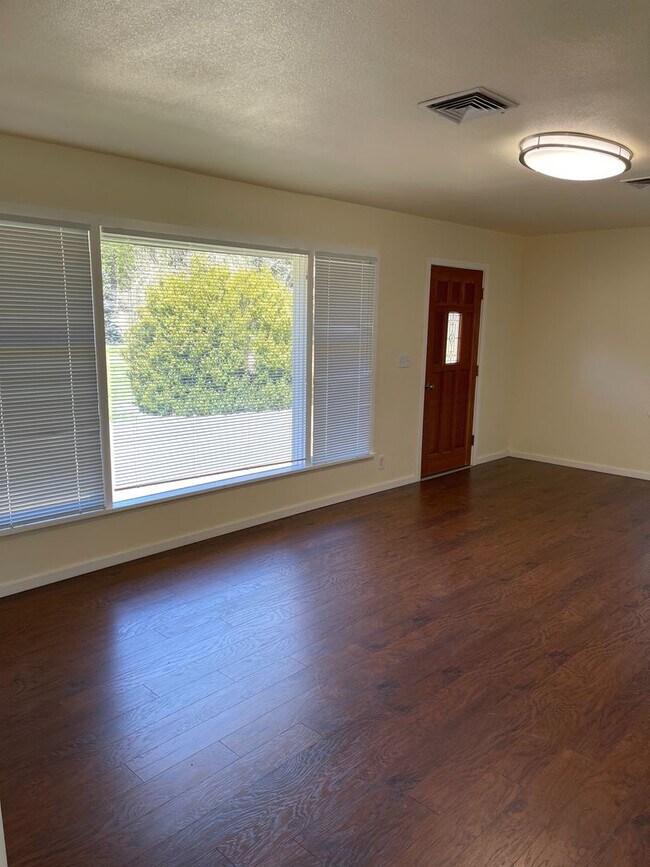 Building Photo - PROD3327