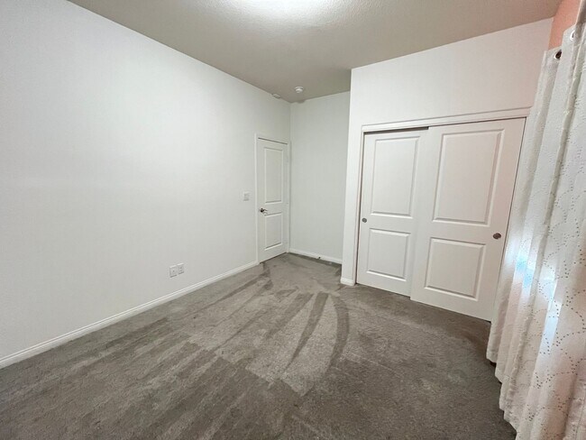 Building Photo - Lovely Single Story Home with Pool near Al...