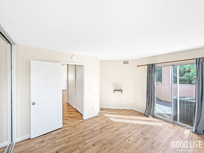 Building Photo - Stunning 2BD/2BA W/ Updated Kitchen and Re...