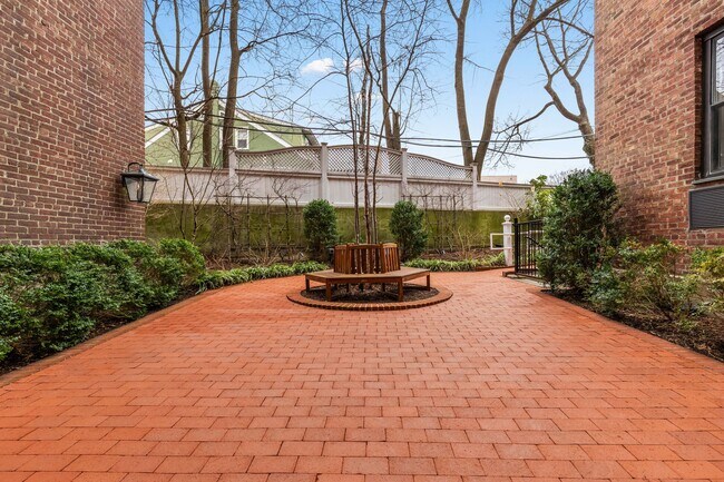 Building Photo - 25 W Elm St