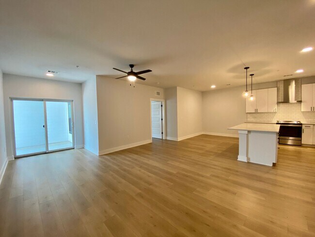 Building Photo - Stylish 3 Bedrooms 2 Bathrooms with Top-Tier Amenities Condo in East Austin!!!