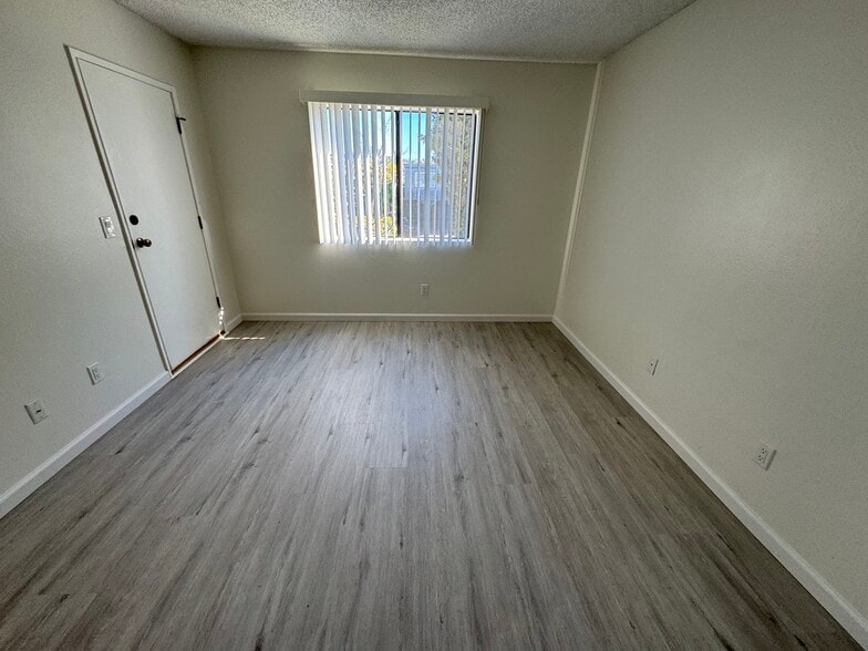 Building Photo - 4633 Vermont Pl