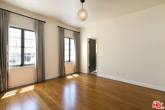 Building Photo - 1136 S Hayworth Ave