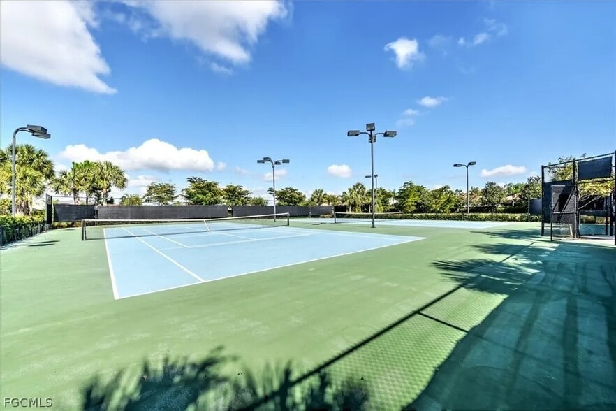 Tennis courts - 2246 Heydon Cir W