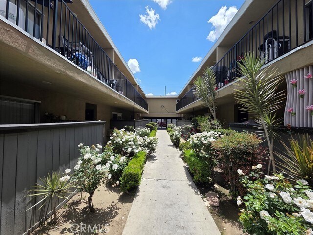 Building Photo - 14609 Saticoy St