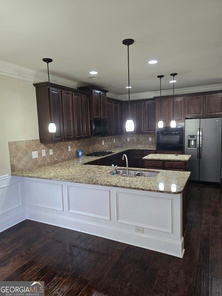 Building Photo - 330 Riverstone Dr