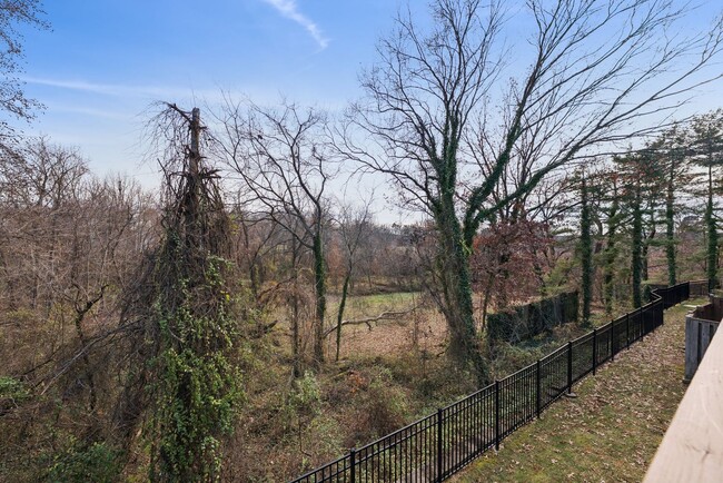 Building Photo - Welcome home to this beautifully updated end-unit townhome in the heart of Kingstowne — one of No...