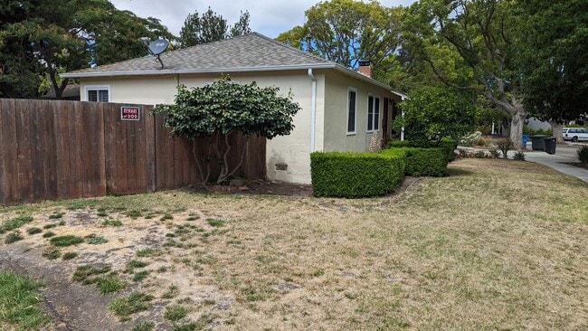 Building Photo - Inviting 3-Bed/2-Bath Home - Menlo Park