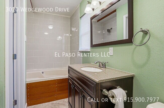Building Photo - 3020 Wedgewood Dr