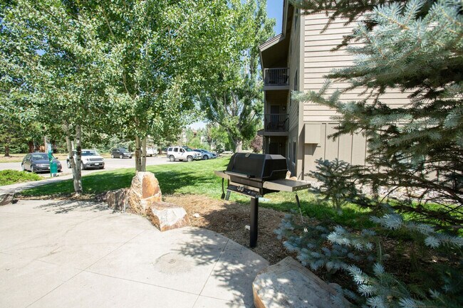 Building Photo - 2875 Village Dr