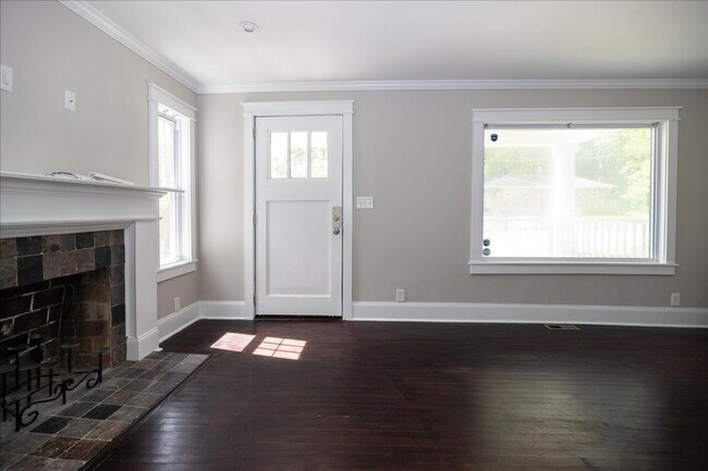 Building Photo - Newly Renovated 3/2 Feet From Atlanta Belt...