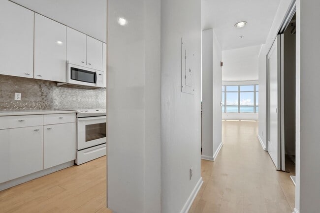 Building Photo - Light Filled 2 Bed, 2 Bath South Beach Por...