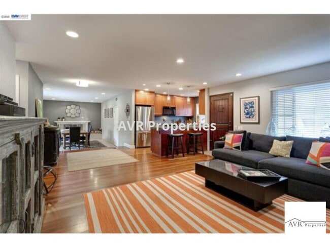 Building Photo - Solar panel, gorgeous, single family home