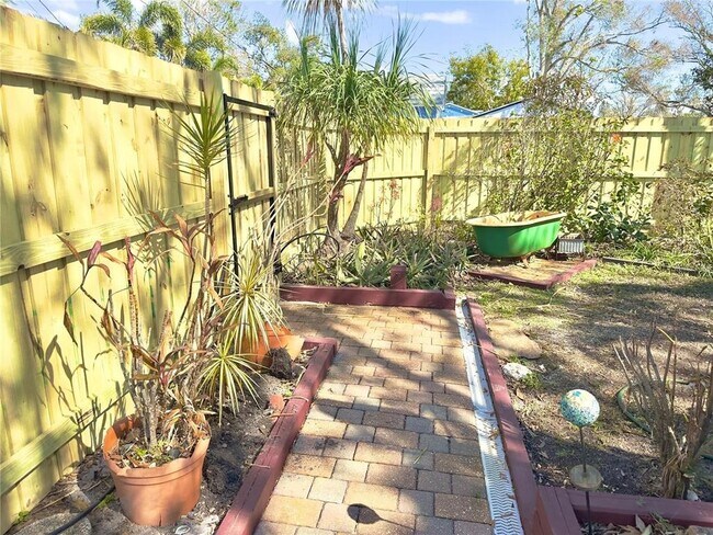 Building Photo - 1208 Hull St S