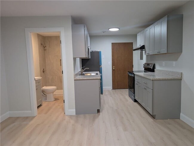 Building Photo - 420 Woodward Rd