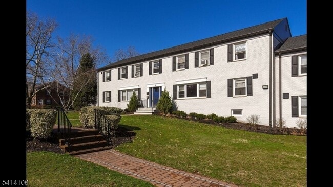 Building Photo - 555 Main St