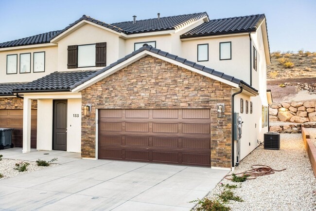 Building Photo - Beautiful 4 bedroom, 3.5 bathroom twin home in St George!