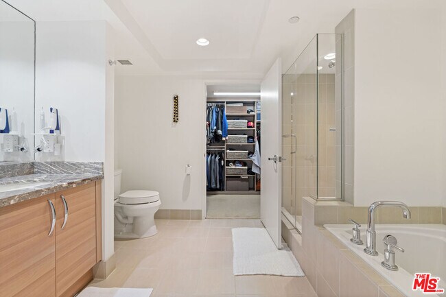 Building Photo - 13650 Marina Pointe Dr