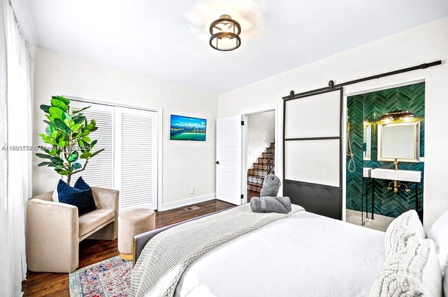 Building Photo - 991 NE 82nd St