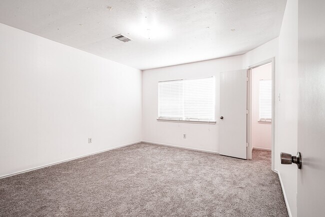 Building Photo - 4435 Crossvine Ave
