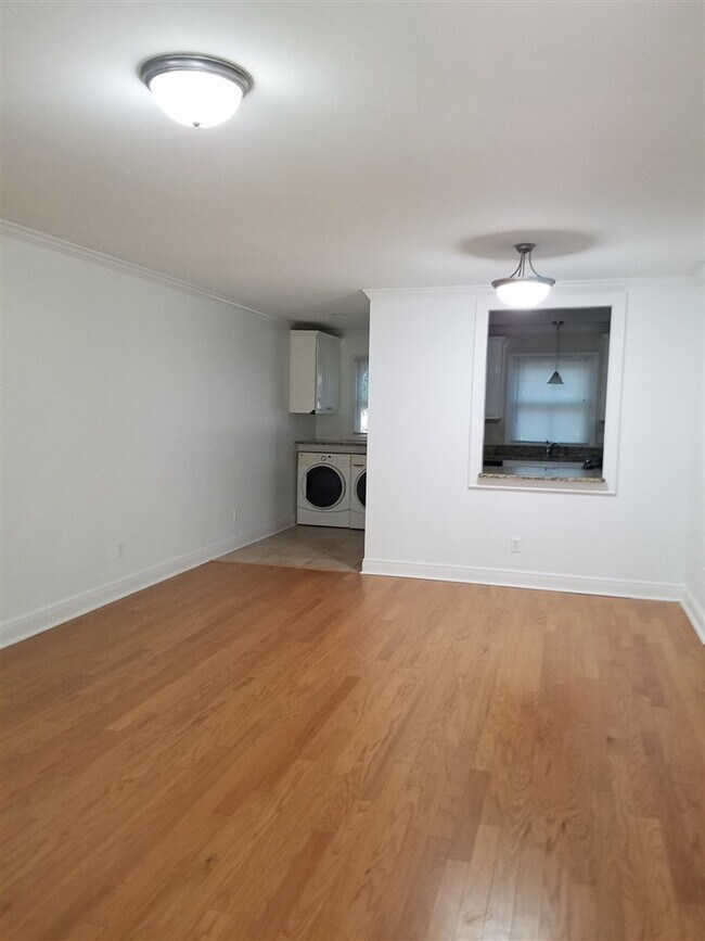 Building Photo - 1043 Martin St