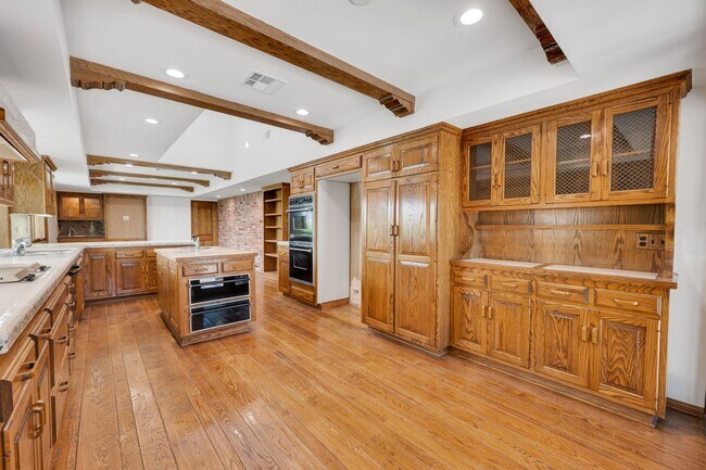 Building Photo - Perfect Entertaining Family Home with Larg...