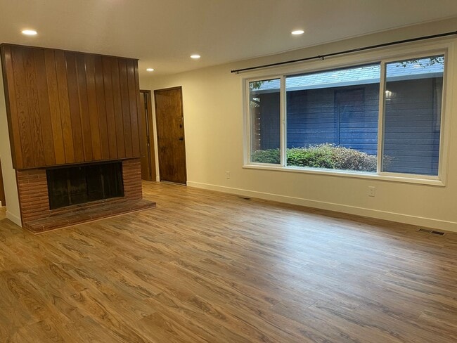 Building Photo - Beautiful 2 Bed, 1 Bath Duplex in SW Portland! Enjoy Private Yard, Spacious Floorplan in a Great ...
