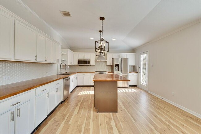 Building Photo - 600 Lakemont Dr