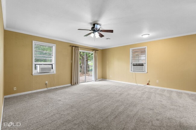 Building Photo - Check Out this 3 bed 2 bath!!