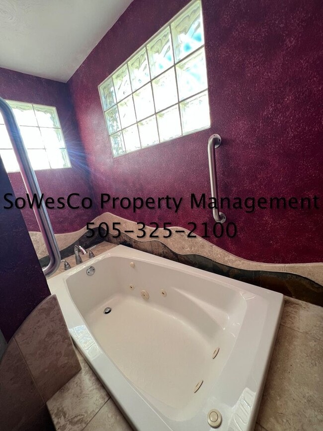 Building Photo - Large 3 Bedroom Home on East Side of Town