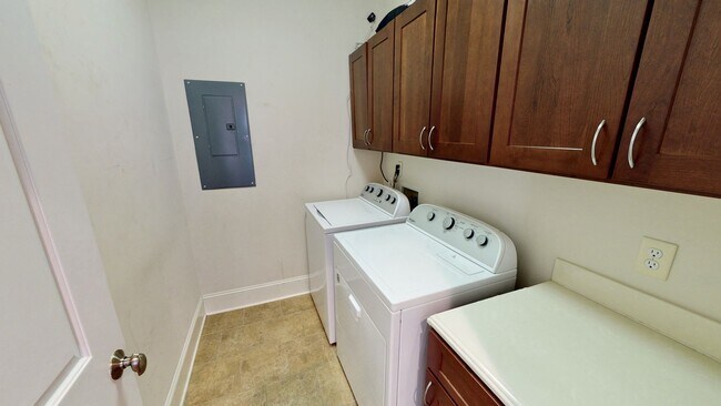 Building Photo - 2213 Roslyn Ave