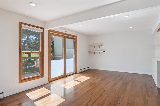 Building Photo - (PRICE DROP) Beautiful & Large 4-Bd 2.5-Ba...