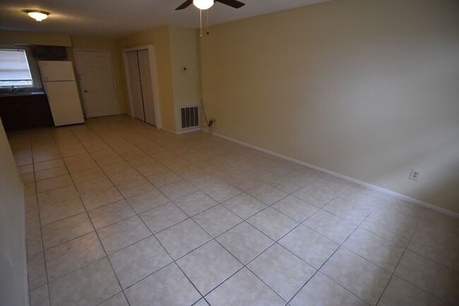 Building Photo - 2 Bed/1 Bath, Duplex - AVAILABLE NOW!