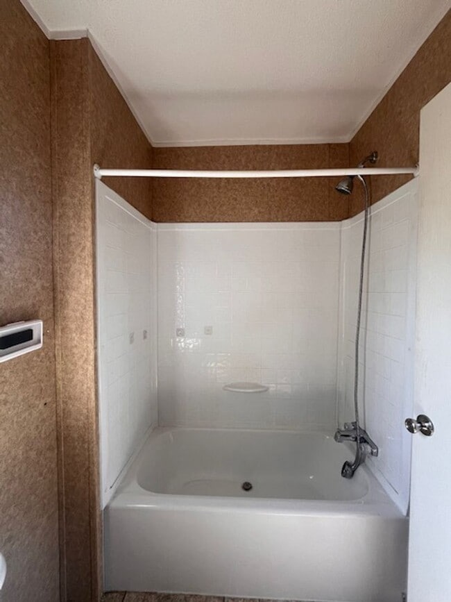 Building Photo - Country setting 2 bedroom home