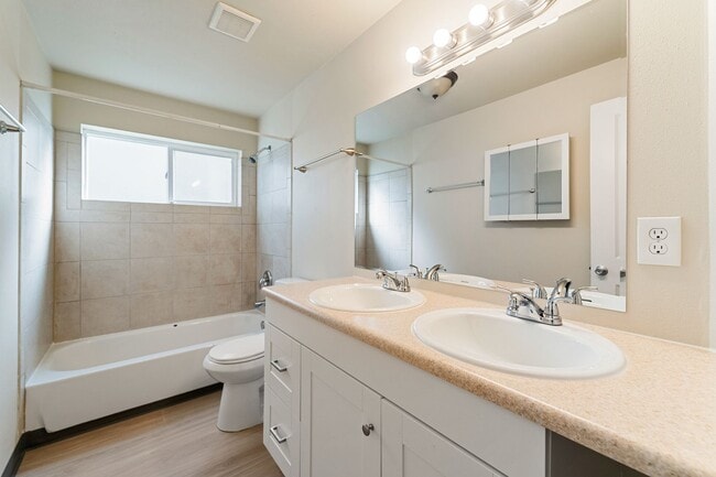 Building Photo - MOVE-IN SPECIAL! $500 plus Security Deposi...