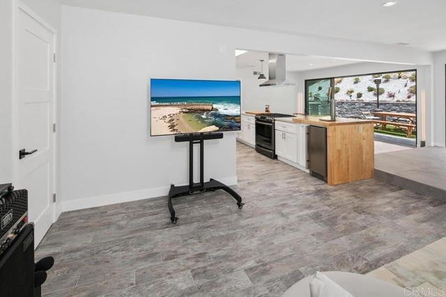 Building Photo - 6073 Avenida Chamnez