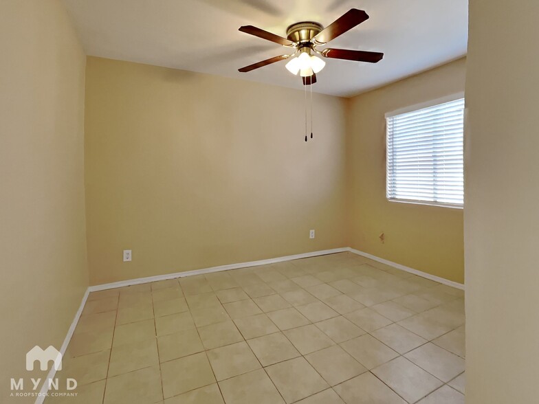 Building Photo - 1702 E Cambridge Ave