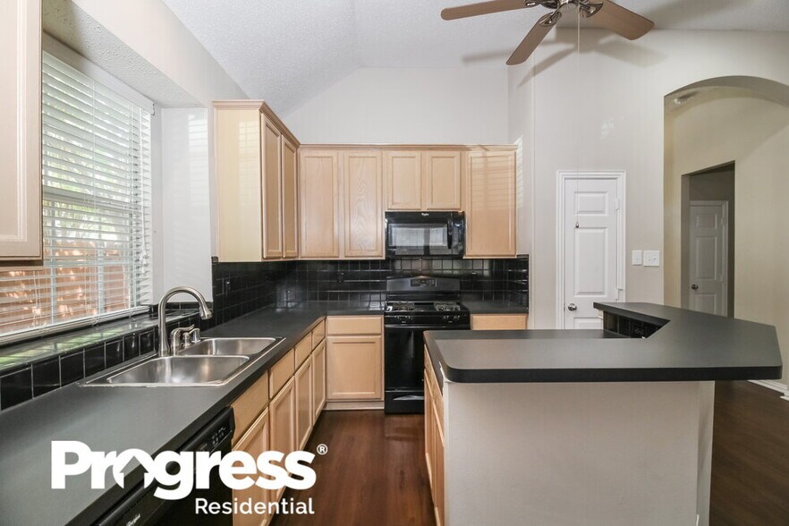 Building Photo - 828 Pinnacle Cir