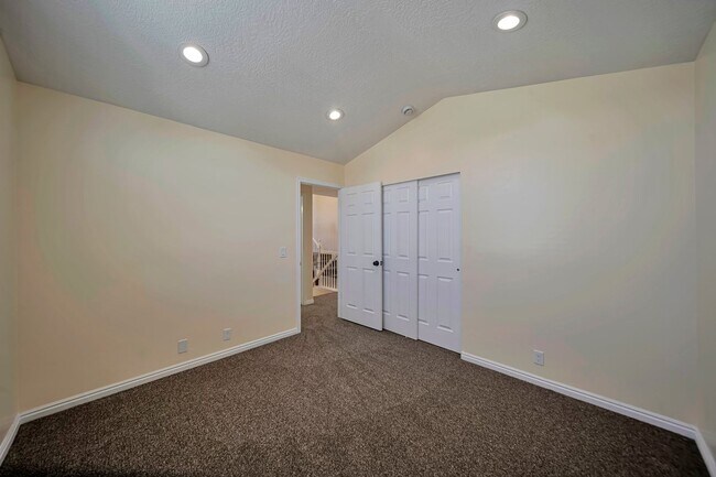 Building Photo - 2255 Red Robin Rd
